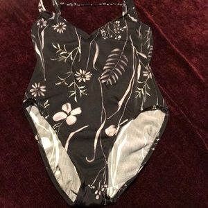 Stylish one piece swimsuit in black/ white size 14